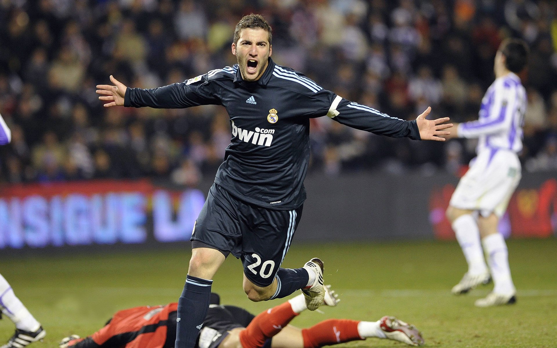 城市推出赛事周边美食街区为观众提供多样化选择,周围美食街